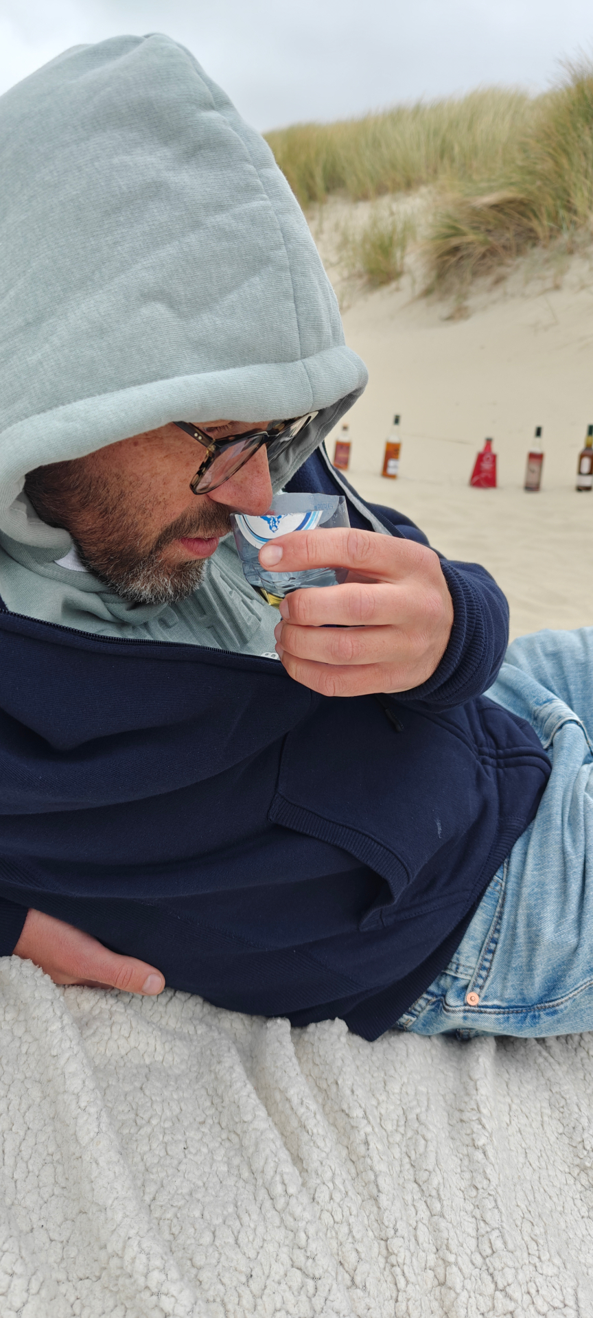 Neus in het glas, hoodie op