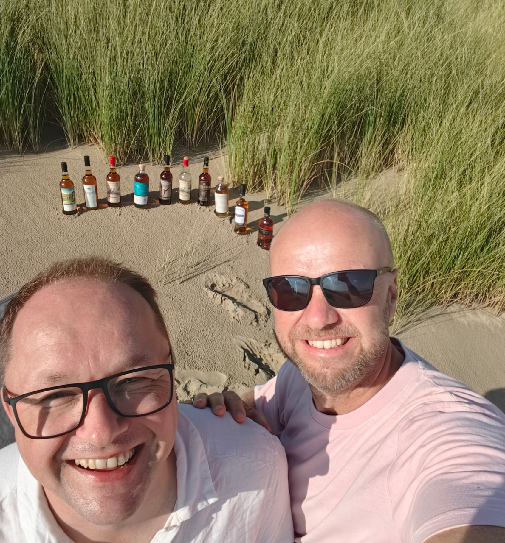 Tien flessen, twee grijnzen